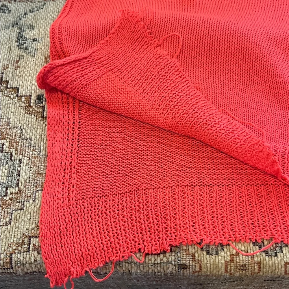 Easel woman’s sweater size 1X. Shredded